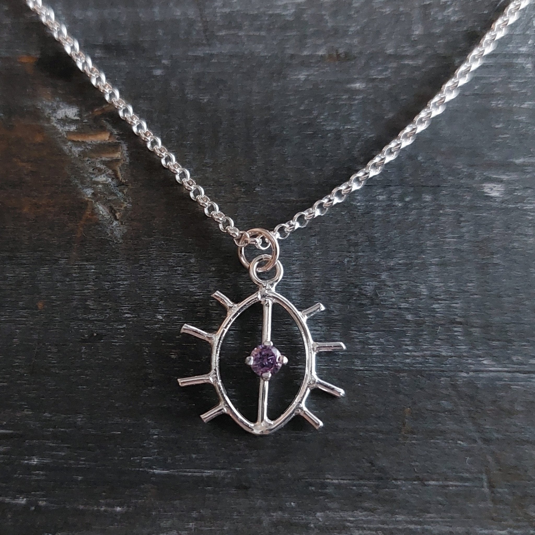 Hiekkaa Pillussa, pieni kaulakoru + panssariketju - Vittujen Kevät