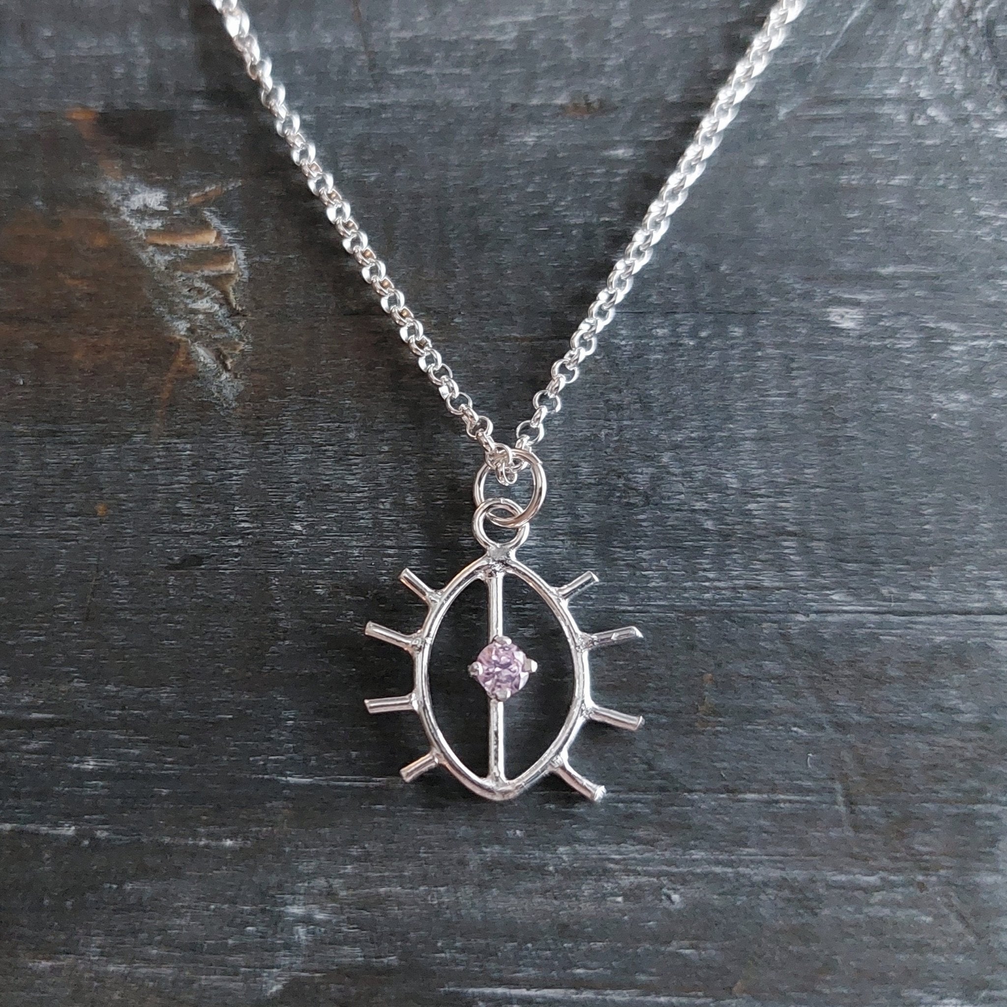 Hiekkaa Pillussa, pieni kaulakoru + panssariketju - Vittujen Kevät