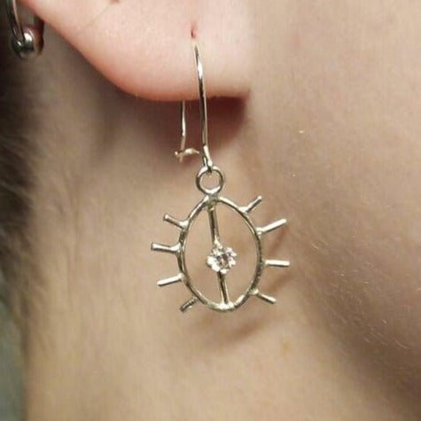 Image of Hiekkaa Pillussa, pieni Korvakorut, koukku - Vittujen Kevät