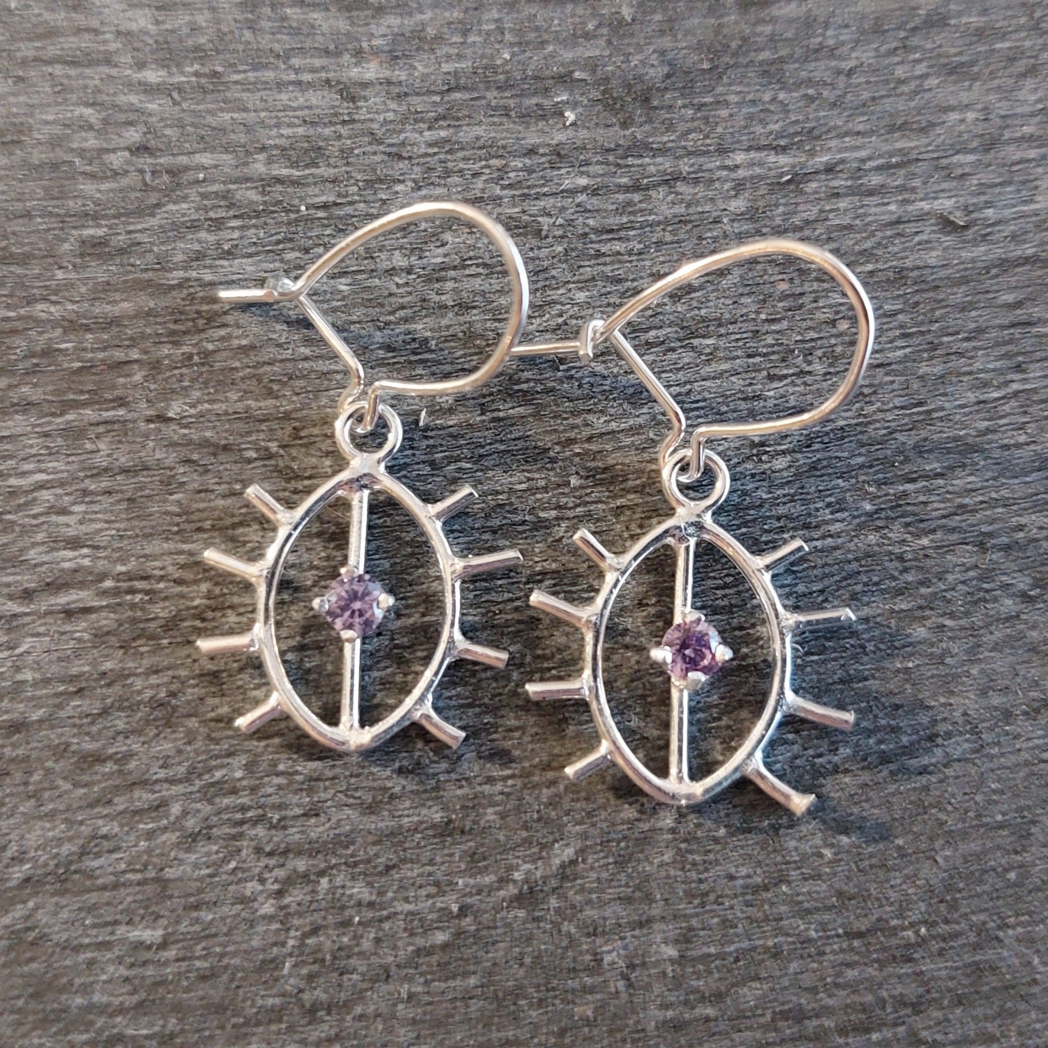 Image of Hiekkaa Pillussa, pieni Korvakorut, koukku - Vittujen Kevät