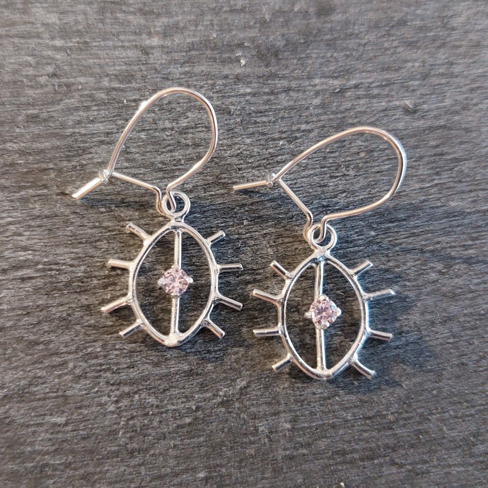 Image of Hiekkaa Pillussa, pieni Korvakorut, koukku - Vittujen Kevät