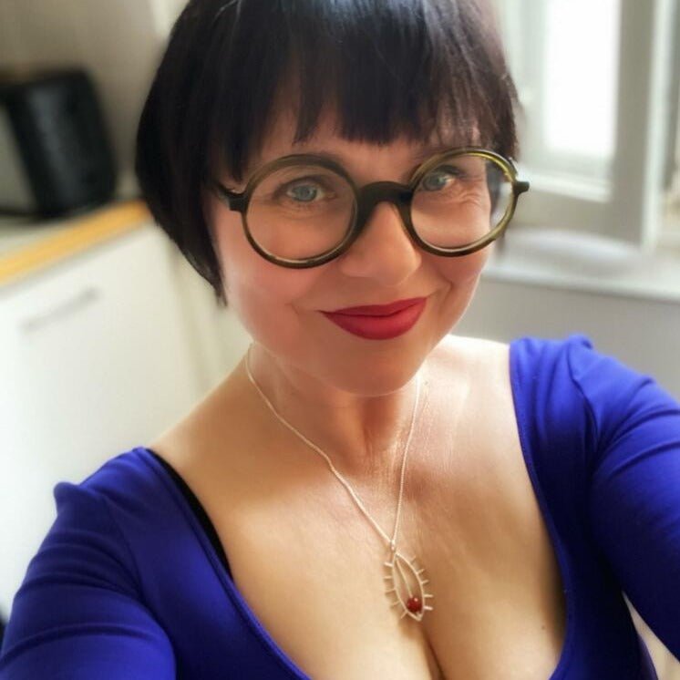 Pyörii kuin puolukka pillussa -kaulakoru + panssariketju - Vittujen Kevät