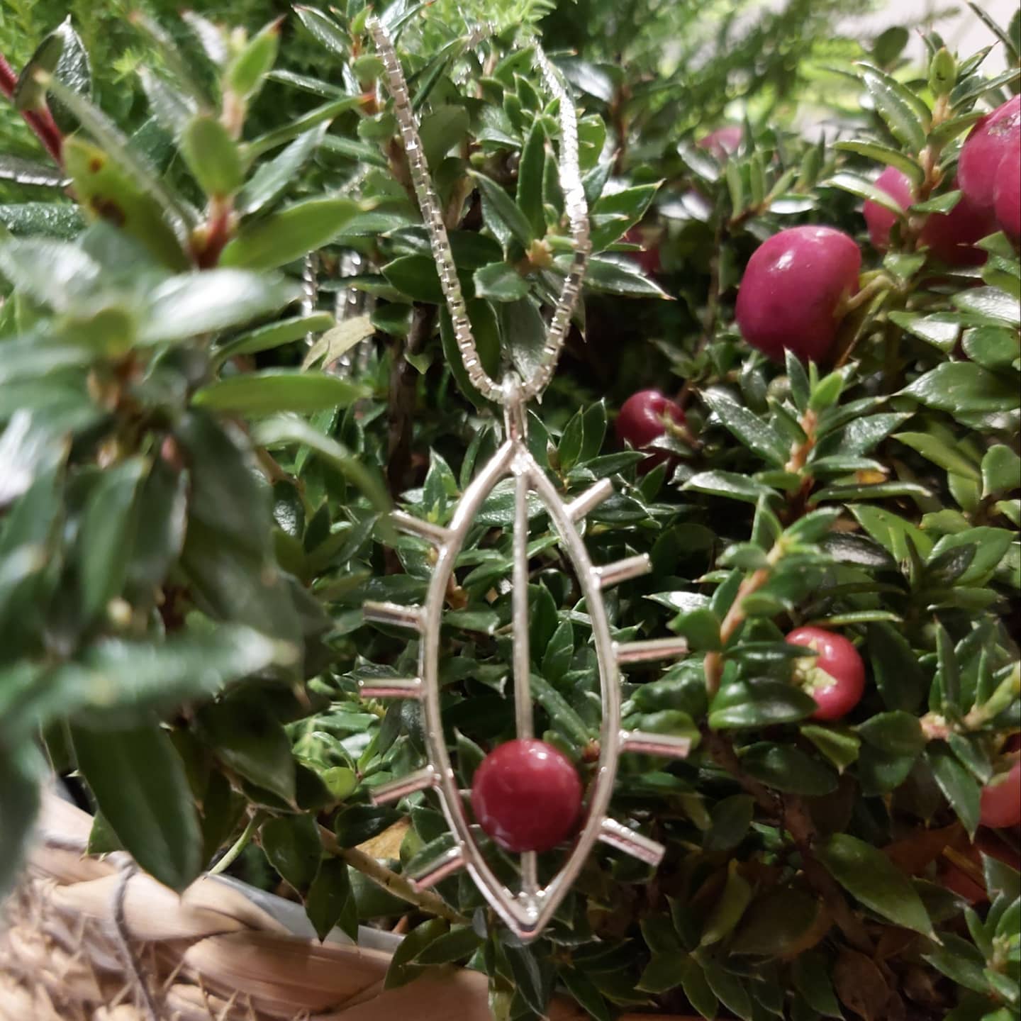 Image of Pyörii kuin puolukka pillussa -kaulakoru + panssariketju - Vittujen Kevät