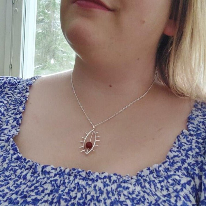 Image of Pyörii kuin puolukka pillussa -kaulakoru + panssariketju - Vittujen Kevät