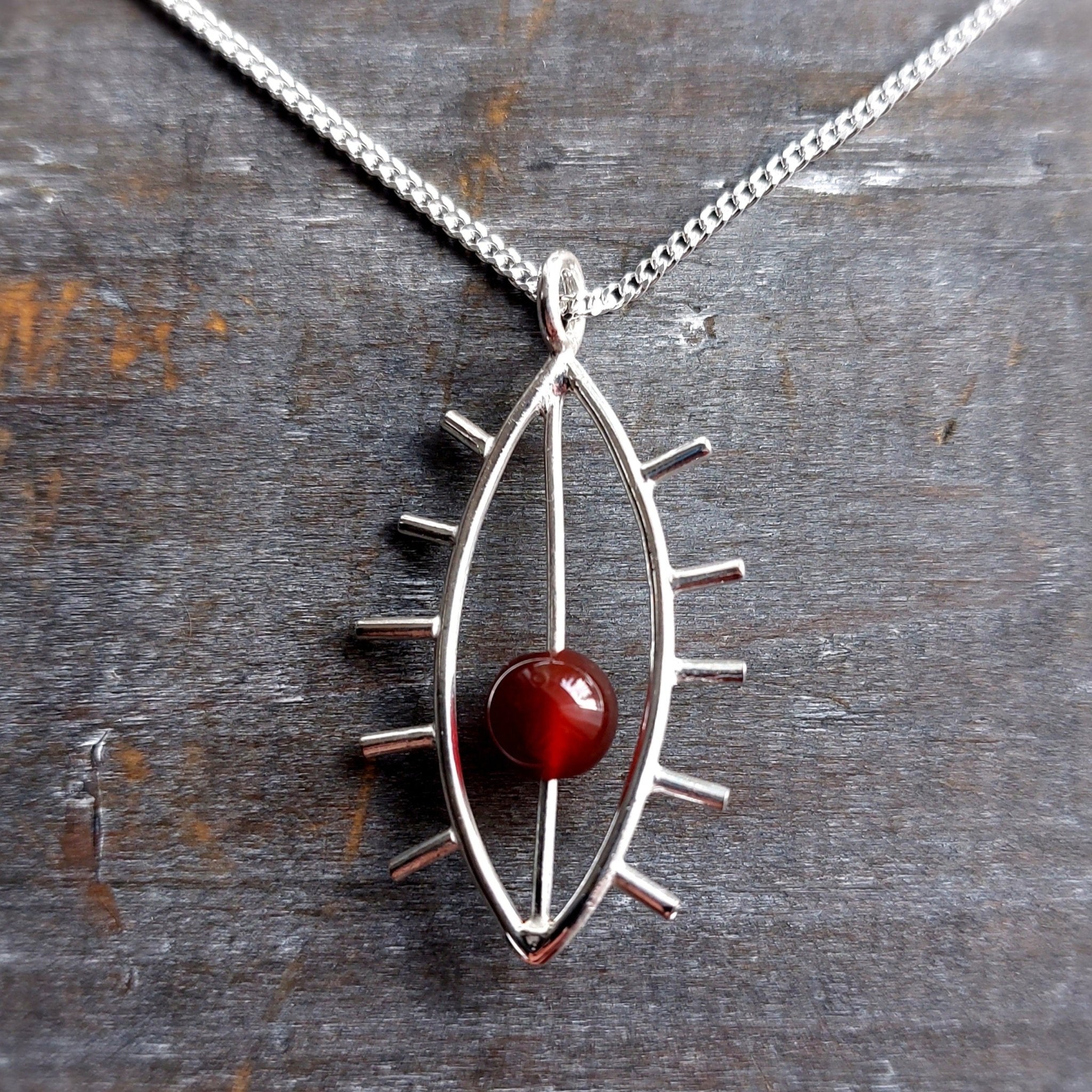 Image of Pyörii kuin puolukka pillussa -kaulakoru + panssariketju - Vittujen Kevät