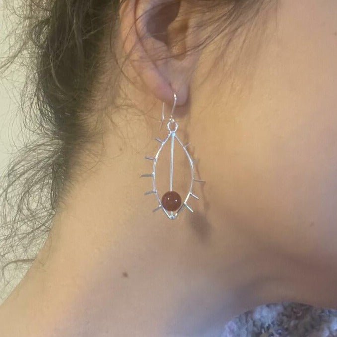 Pyörii kuin puolukka pillussa -korvakorut, koukku - Vittujen Kevät