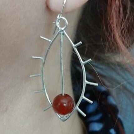 Image of Pyörii kuin puolukka pillussa -korvakorut, koukku - Vittujen Kevät