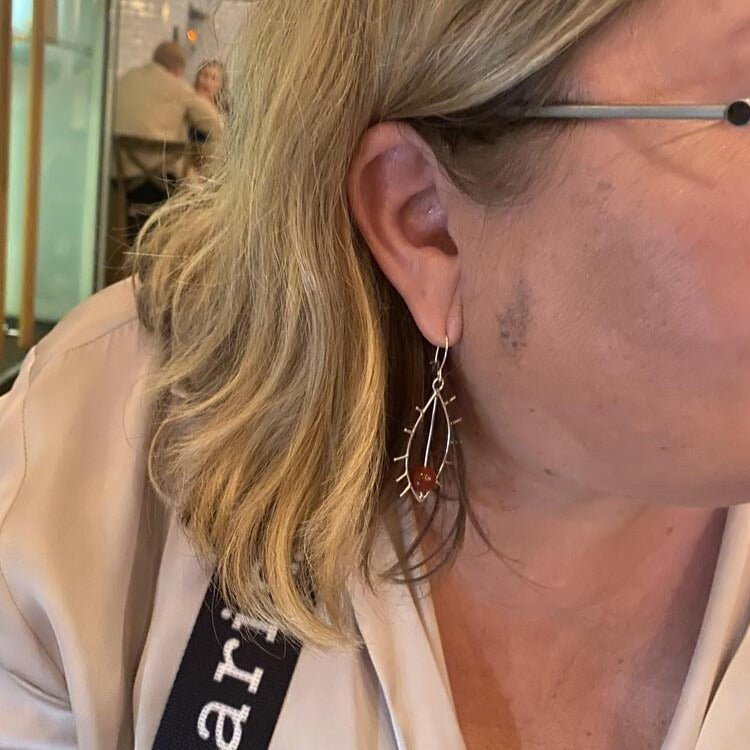 Pyörii kuin puolukka pillussa -korvakorut, koukku - Vittujen Kevät