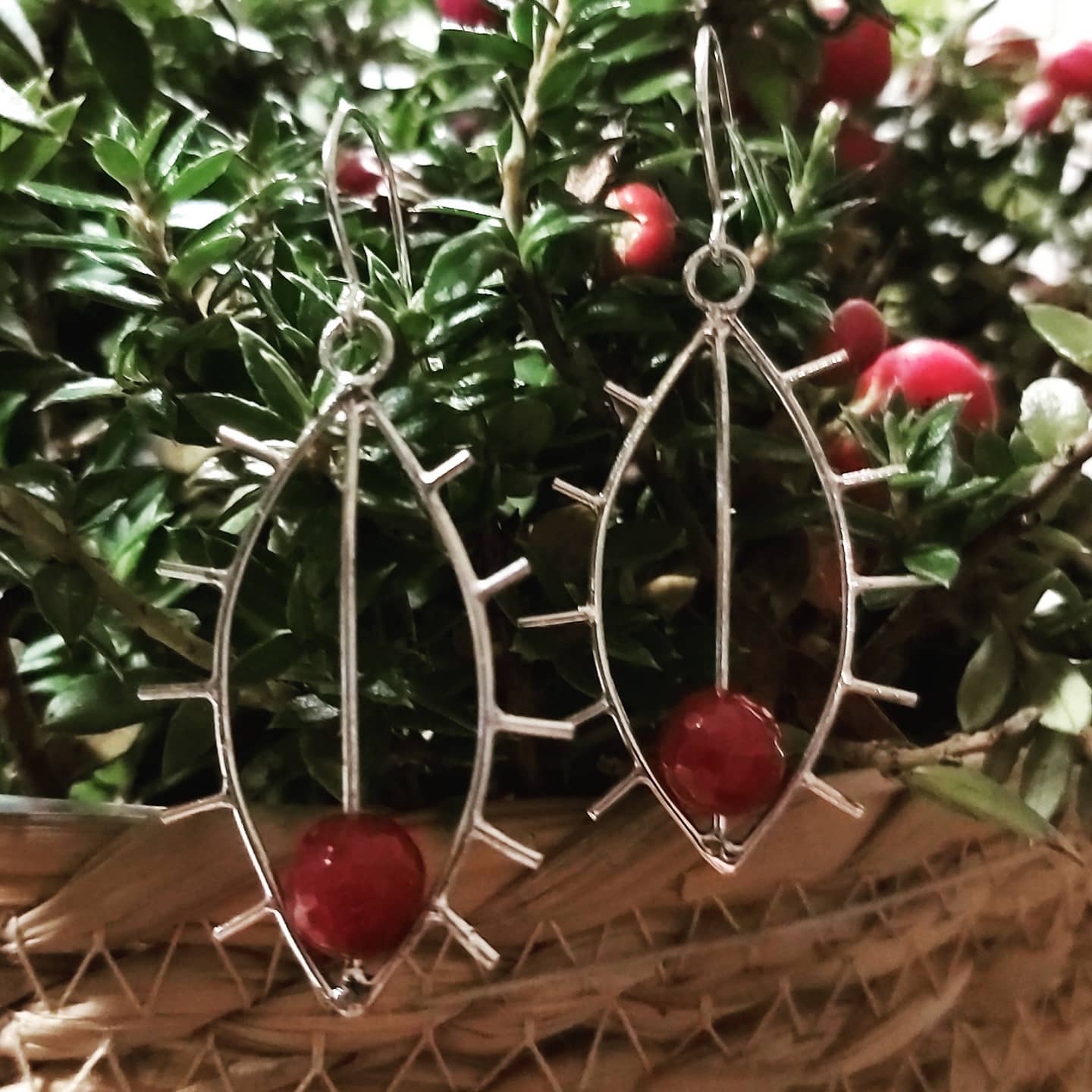 Image of Pyörii kuin puolukka pillussa -korvakorut, koukku - Vittujen Kevät