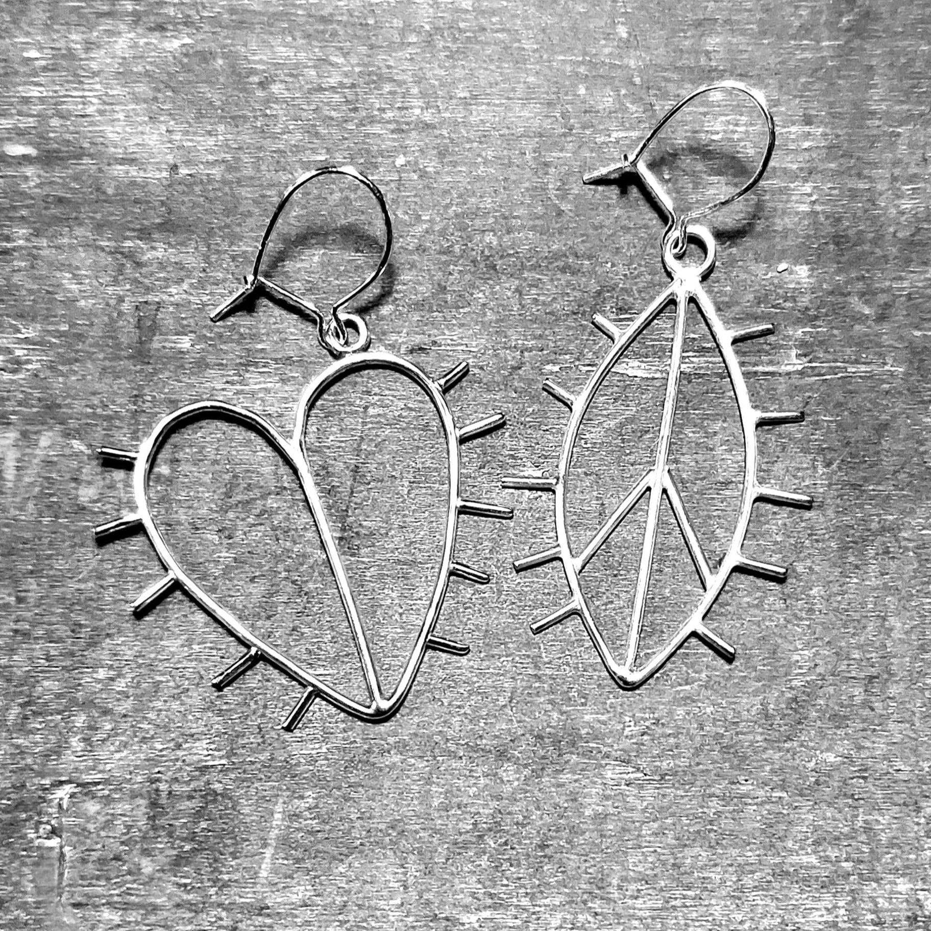 Image of Rauhaa ja rakkautta, Vittu Korvakorut, koukku - Vittujen Kevät