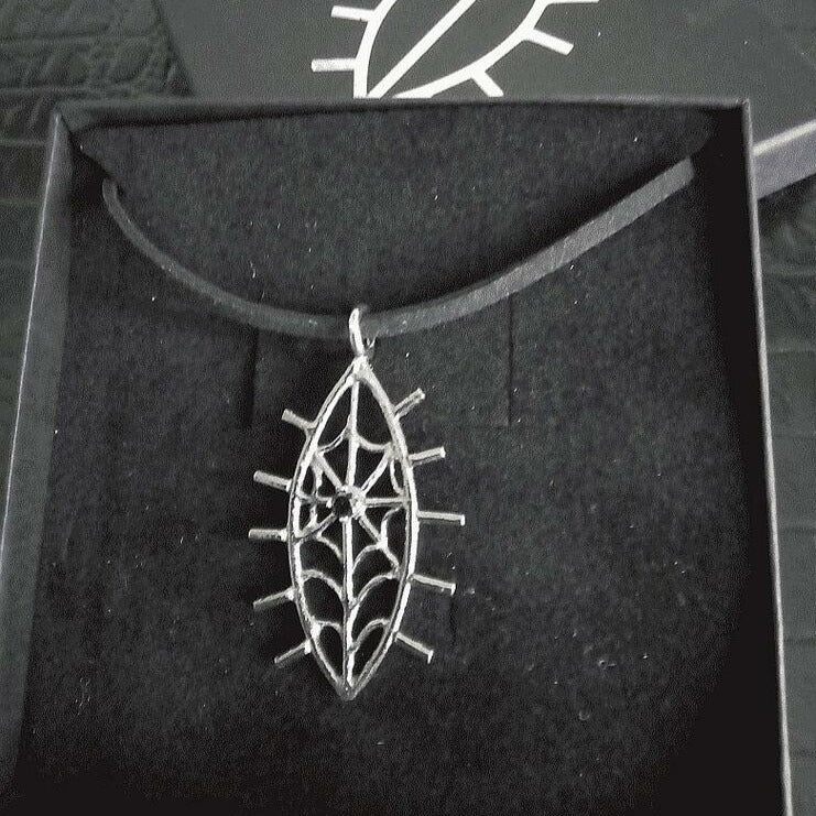 Seittiä Pillussa Kaulakoru + mokkanauha - Vittujen Kevät