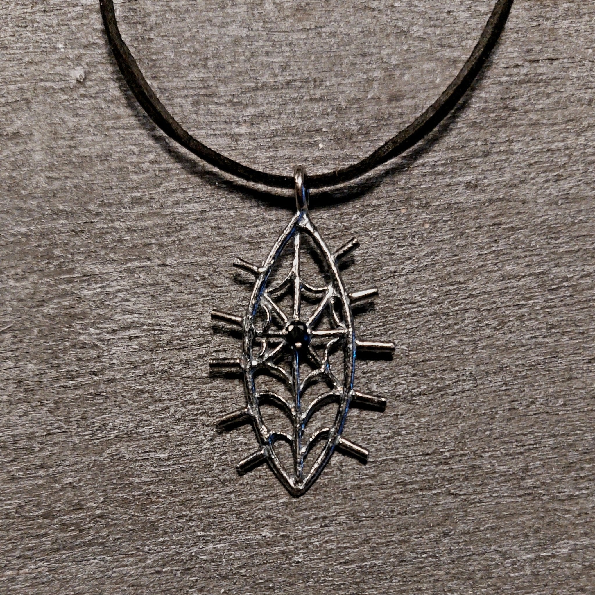 Image of Seittiä Pillussa Kaulakoru + mokkanauha - Vittujen Kevät